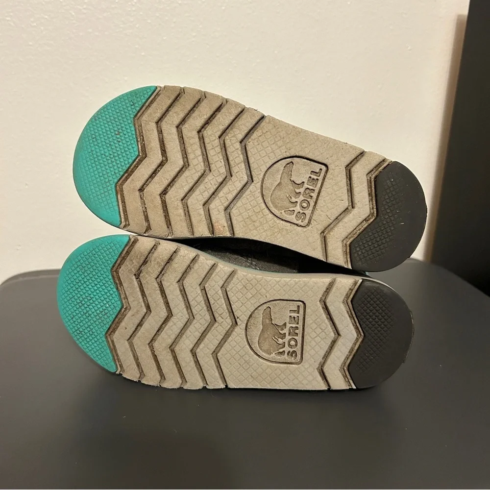 Sorel Youth Rylee Winter boots Grey suede with a teal accent strap Girls Size 11